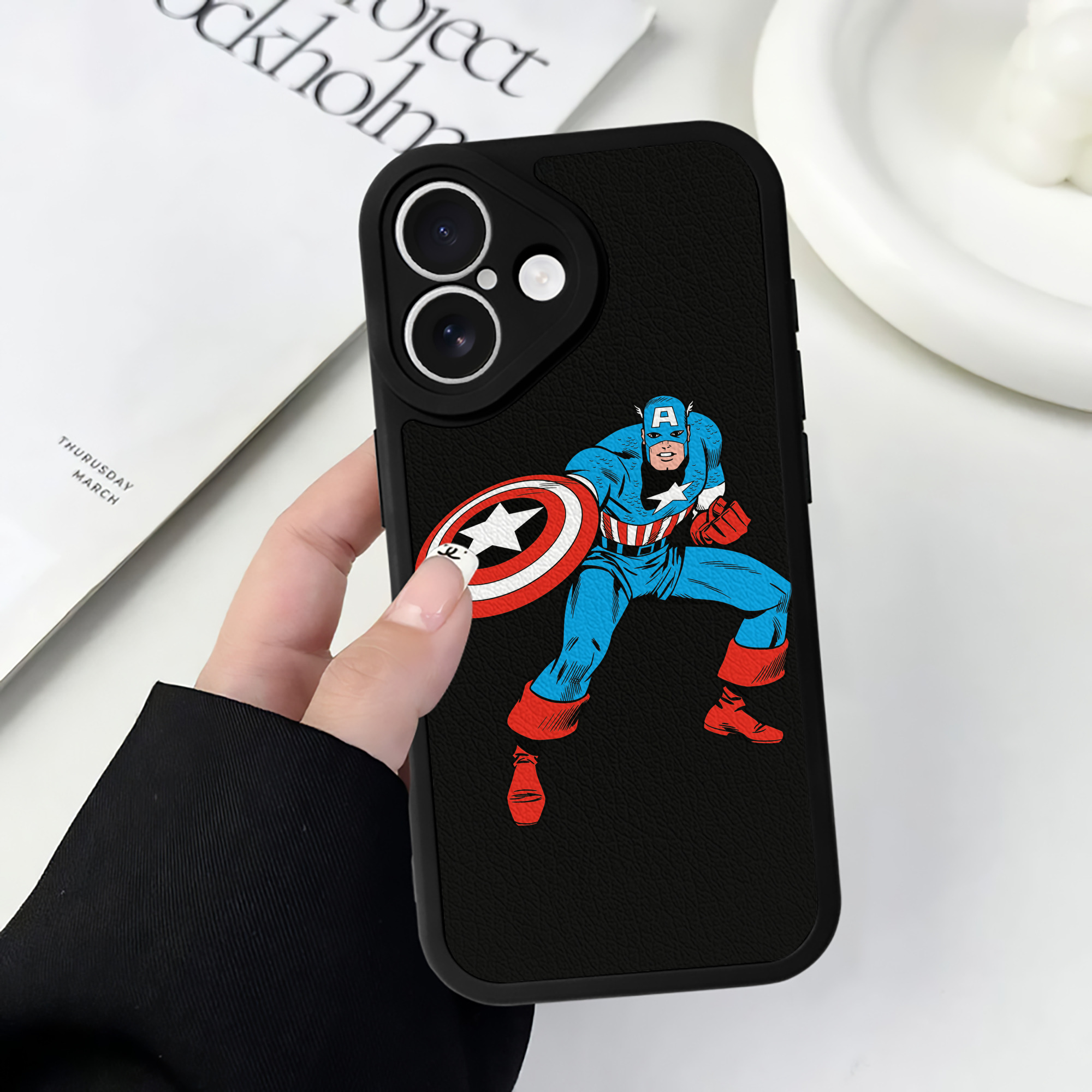 （画像用） アベンジャーズ The Avengers 【iPhone 16シリーズ対応】シリコンスマホケース（レザー調） 材質：シリコン
